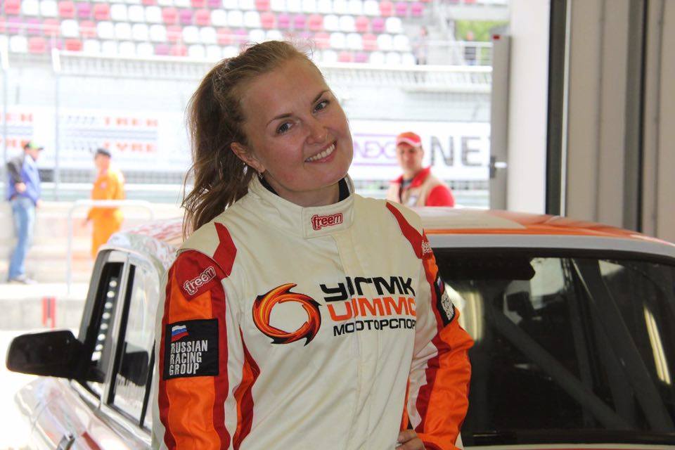 Наталья Гольцова выиграла гонки на ретро автомобилях